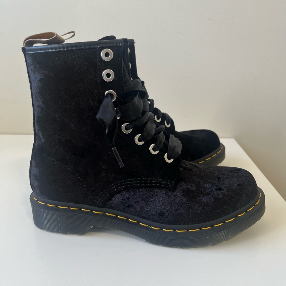 NWOT Dr. Martens VEGAN 1460 WOMEN'S CRUSHED VELVET LACE UP BOOTS Size 9 - Picture 5 of 9